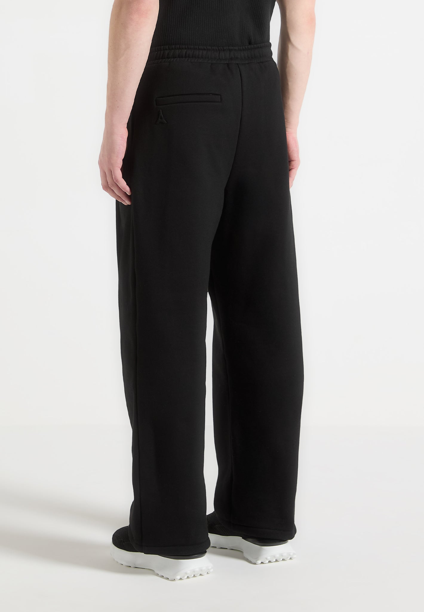 Éternel Box Pleated Relaxed Jogger - Black