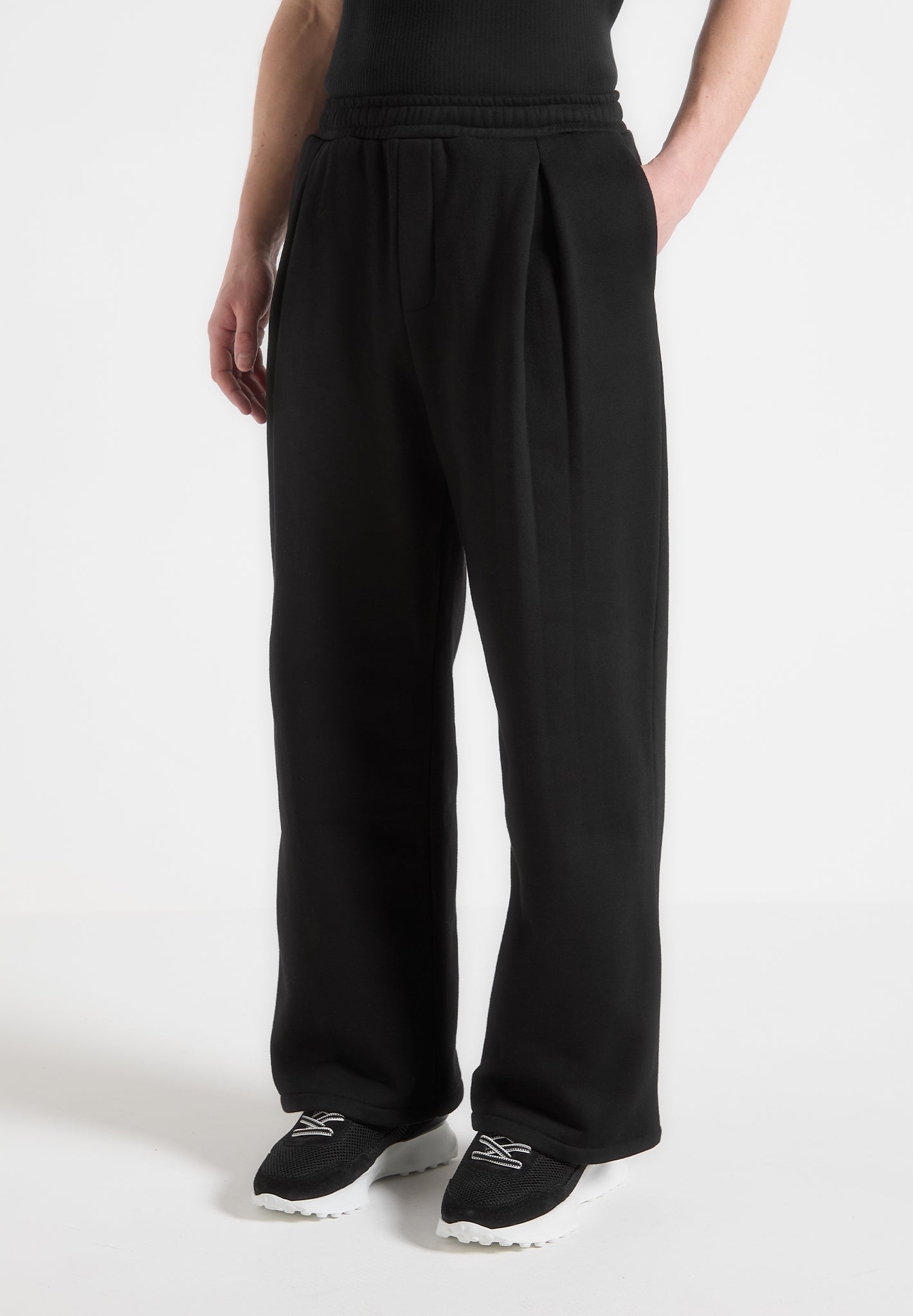 Éternel Box Pleated Relaxed Jogger - Black