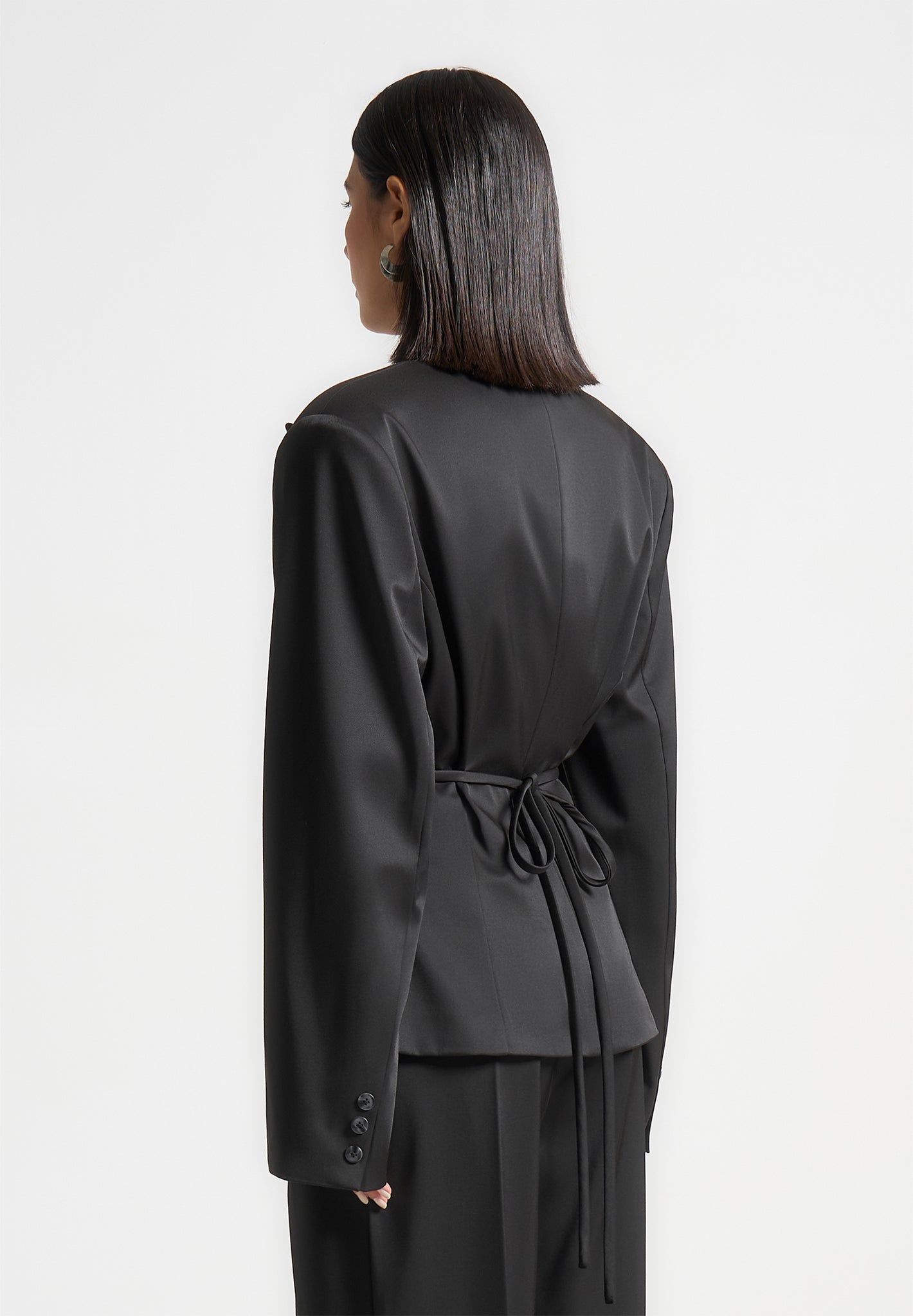 wide-shoulder-sateen-blazer-with-twin-belt-black